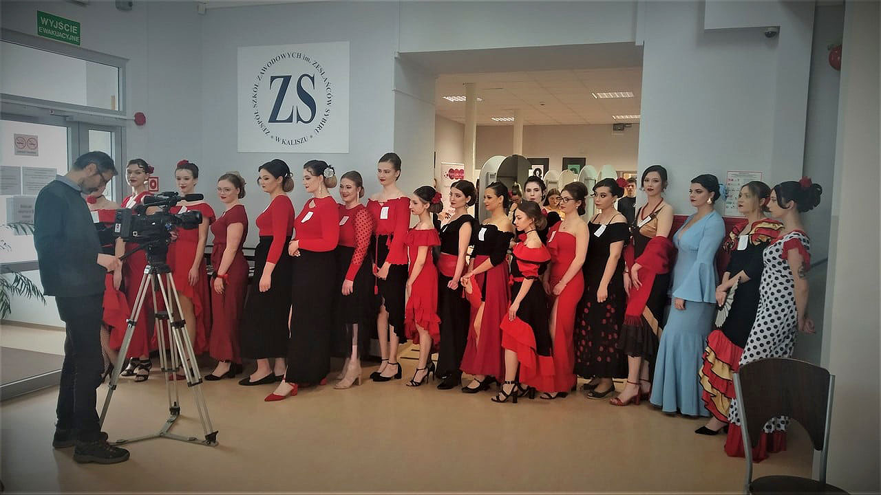 Fryzura w rytmie flamenco. Uczennice ZST w Turku na konkursie fryzjerskim w Kaliszu - fot.: ZST w Turku