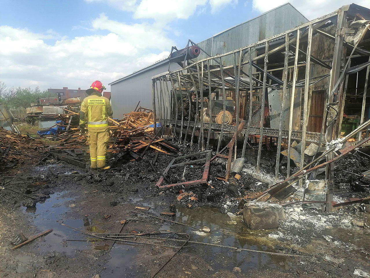 Zwarcie instalacji przyczyną pożaru tartaku w Czachulcu Starym - fot.: OSP Malanów