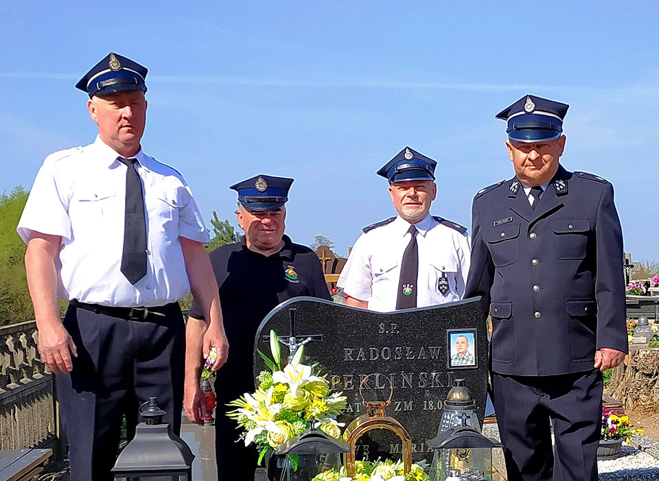 Strażacy z OSP Kotwasice pamiętają o zmarłych kolegach - fot. OSP Kotwasice