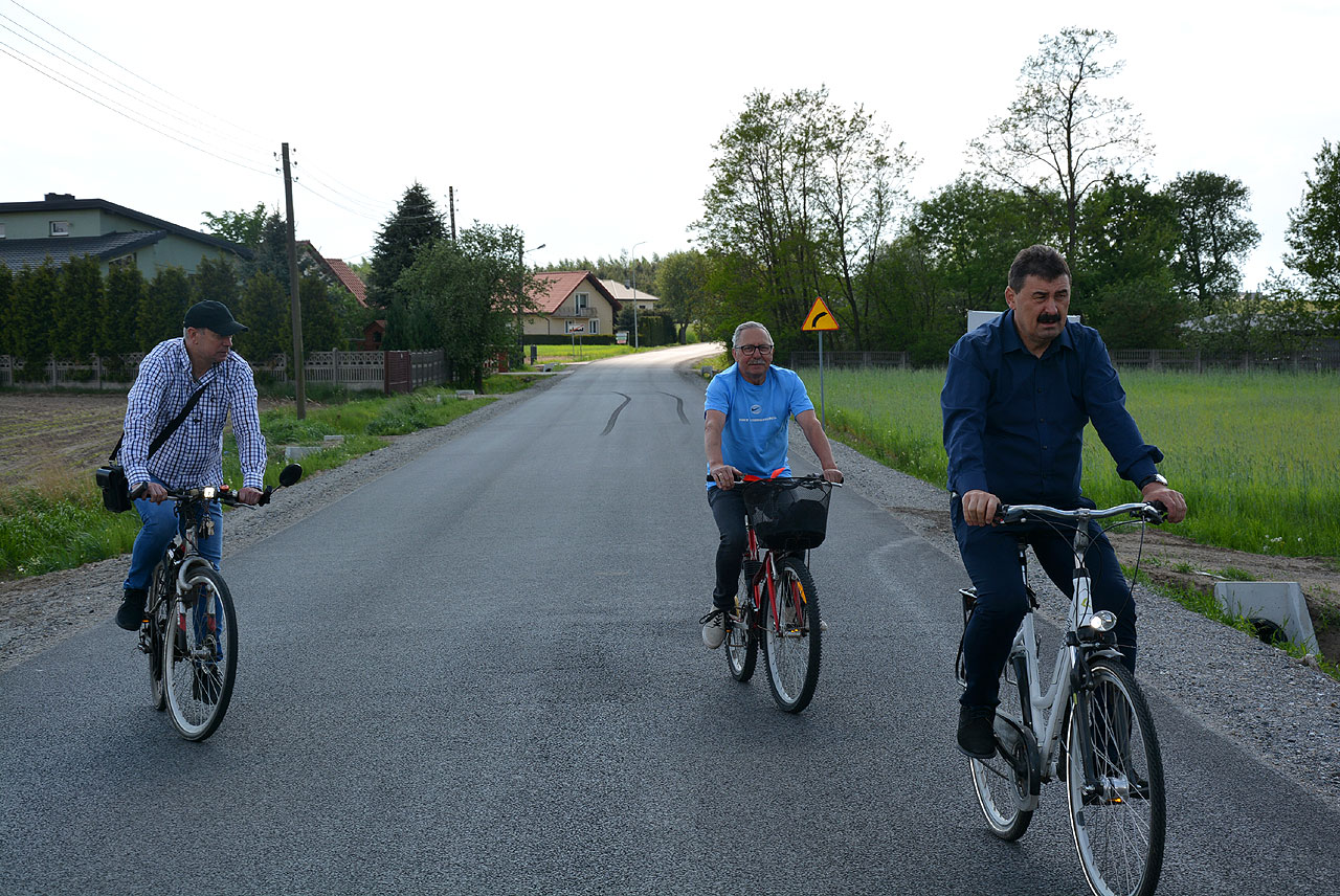 Trzech rowerzystów dotarło do Dziewiątki. Otwarcie przebudowanego odcinka drogi powiatowej  - fot.: Starostwo Powiatowe w Turku