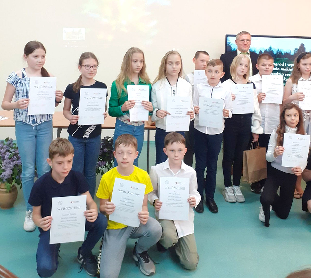 Uczniowie z Malanowa z konkursowymi makietami Mirmiłowa - fot.: SP w Malanowie