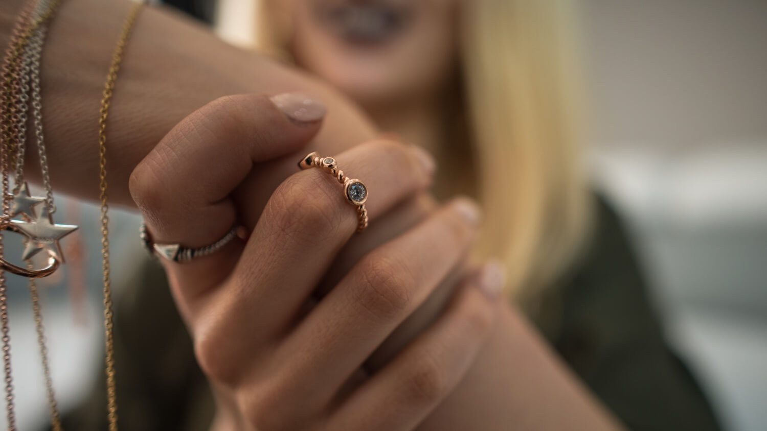 Jak dobrać pierścionek do kształtu dłoni? Sprawdzone porady! - freepik.com