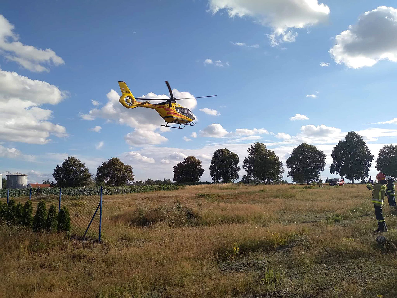 Helikopter wezwany do użądlonego mężczyzny z Kaczek Średnich - fot.: OSP Kowale Księże