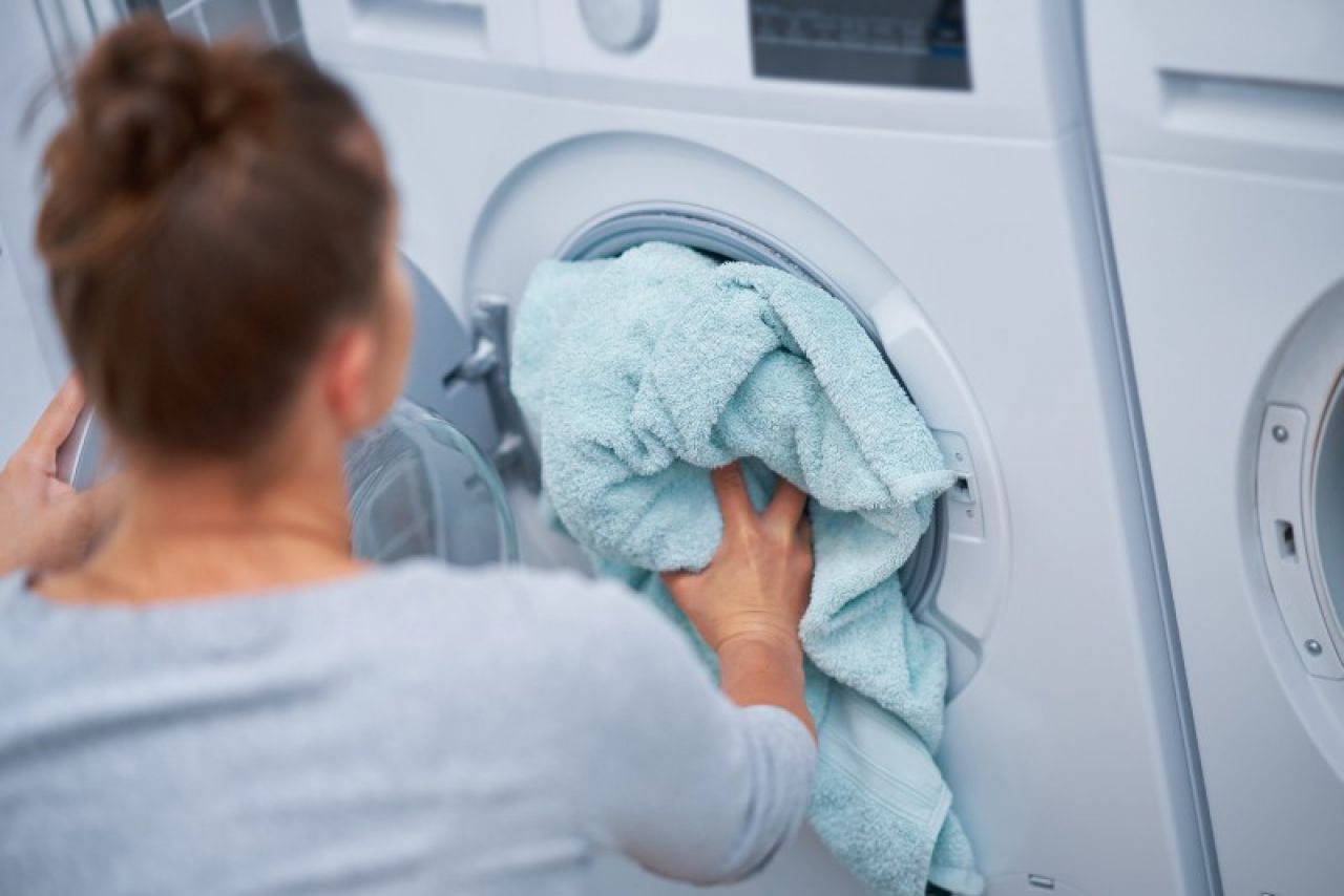 Dlaczego ręczniki po praniu są szorstkie i śmierdzą?