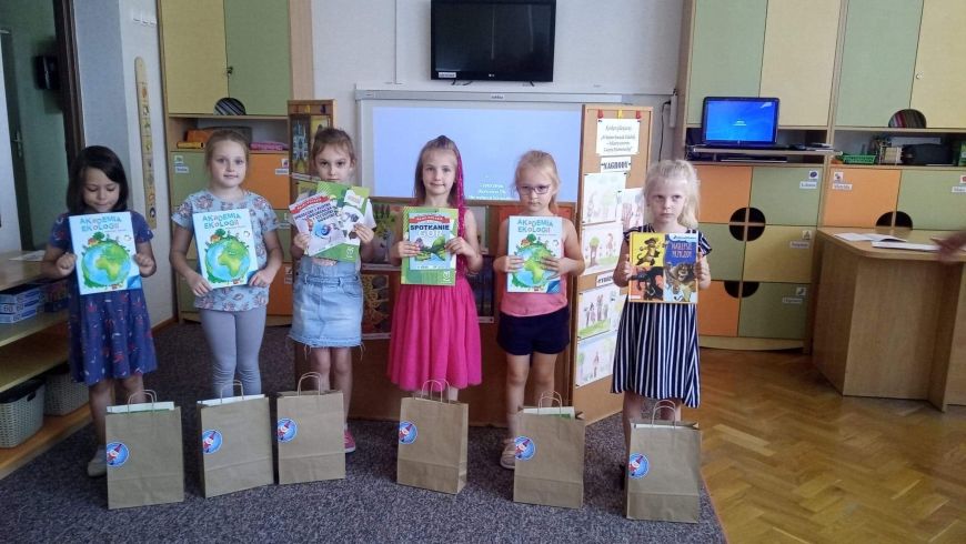 Krasnal Hałabała uczy dzieci kochać książki i przyrodę. Promocja czytelnictwa w Przedszkolu nr 8 w Turku - fot.: Przedszkole Samorządowe nr 8