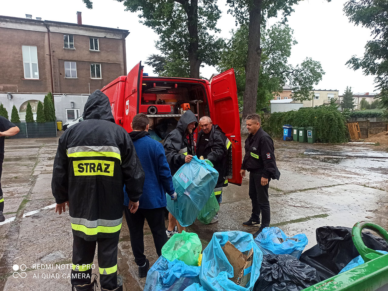 Strażacy i Ogniki sprzątali Turek. Zebrali niemal pół tony śmieci! - fot.: OSP Turek