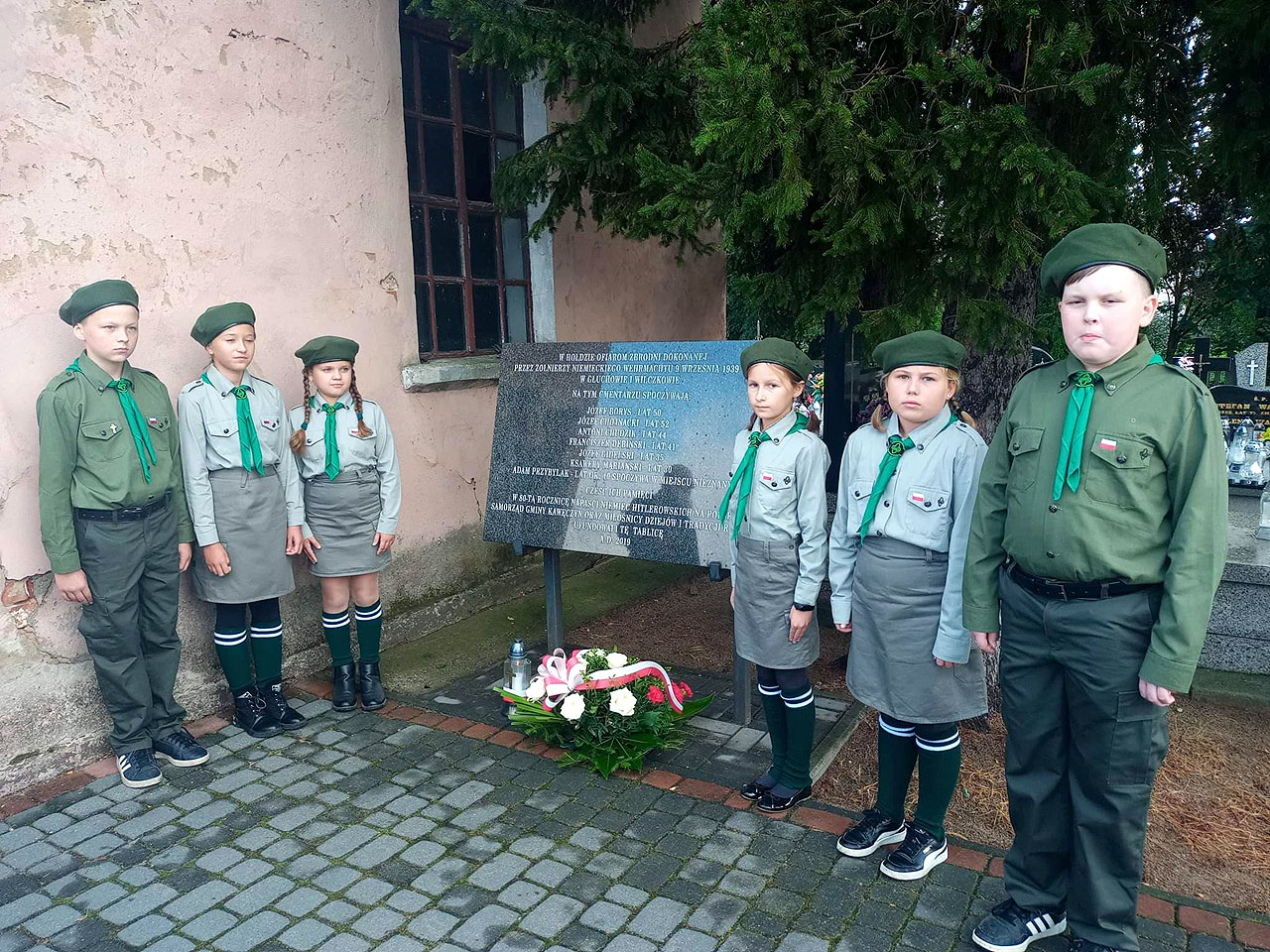 Pamięci ofiar hitlerowskiej zbrodni w Głuchowie. 83. rocznica mordu na mieszkańcach - fot.: UG Kawęczyn