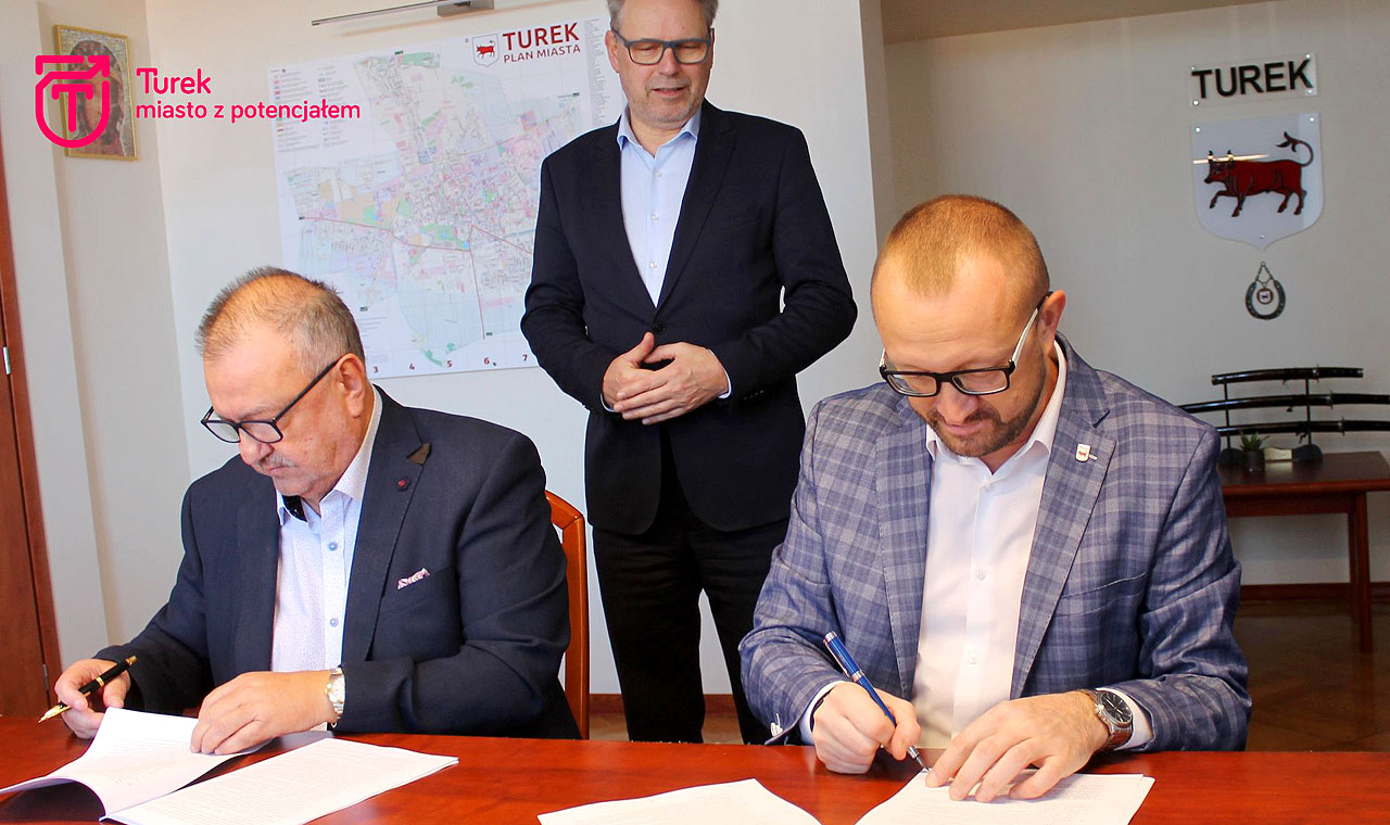 Jest umowa, będą bloki. Inwestycja mieszkaniowa w Turku coraz bliżej realizacji - fot.: UM Turek