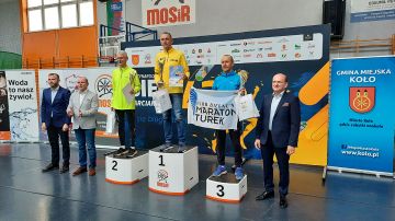 Drużyna z Turku na drugim miejscu! Reprezentacja Klubu Biegacza Maraton Turek na podium w Kole - fot.: KB Maraton Turek