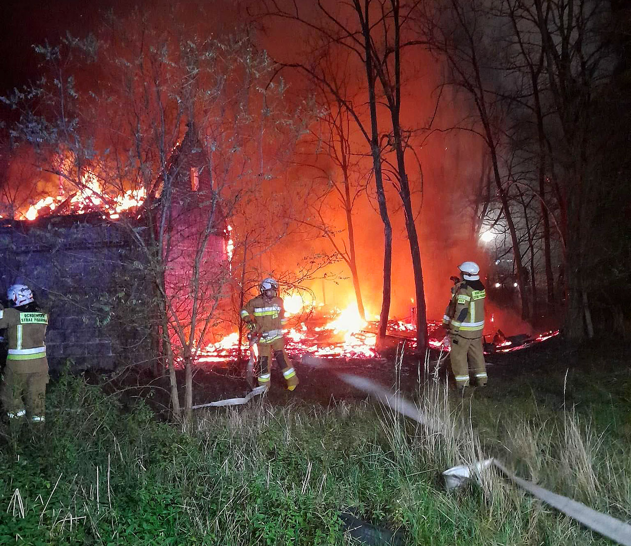 Nocny pożar pustostanu w Milinowie. Na akcję przybyło aż pięć jednostek strażackich - fot.: OSP Kuny