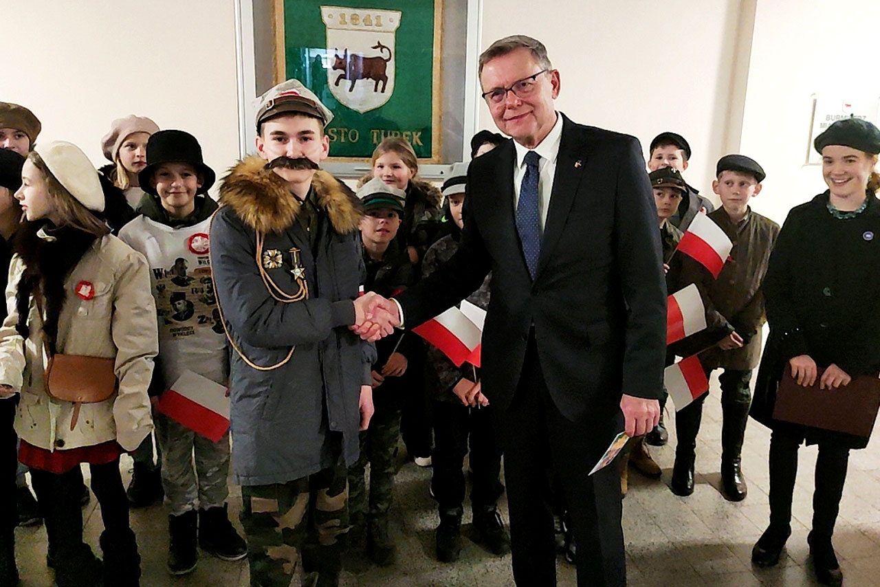 Historyczne spotkanie w Turku! Marszałek Piłsudski uścisnął dłoń posła Tomasza Nowaka! - fot.: UM Turek