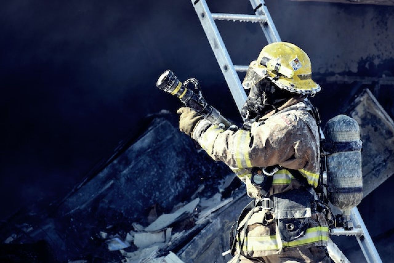 Jakie akcesoria i sprzęt są przydatne w pracy strażaka?