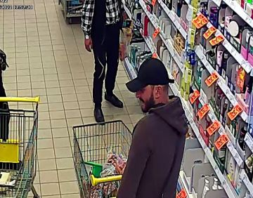 Kradzieże w turkowskich dyskontach. Mężczyzna ze zdjęć poszukiwany przez Policję - fot.: KPP w Turku