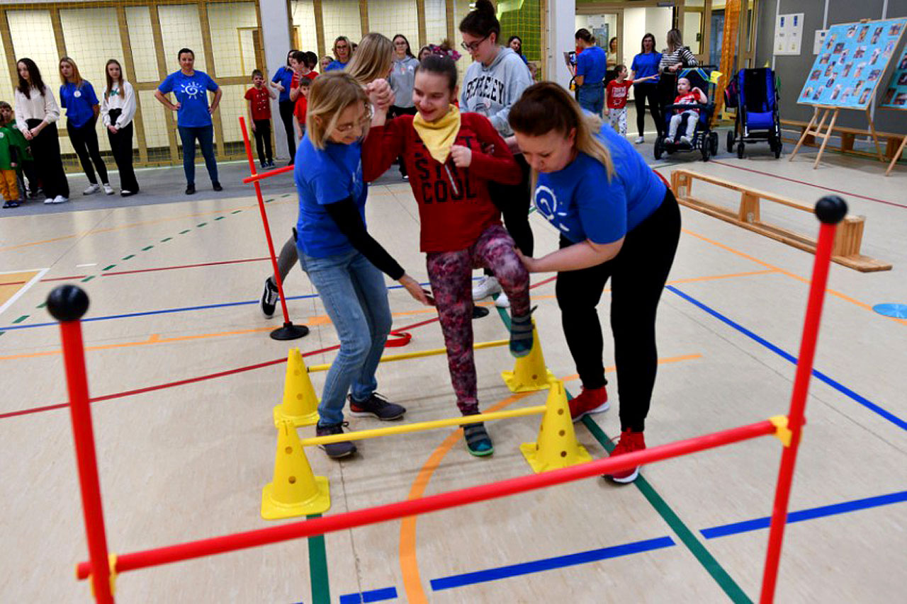 Na Mini Olimpiadzie pokonywali ogromne bariery. Integracyjna zabawa dla wszystkich dzieci  - fot.: SOSW w Turku