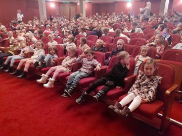 Grudzień rozpoczęły w teatrze! Dzieci z Turku na wycieczce w Kaliszu - fot.: Przedszkole Samorządowe nr 8 w Turku