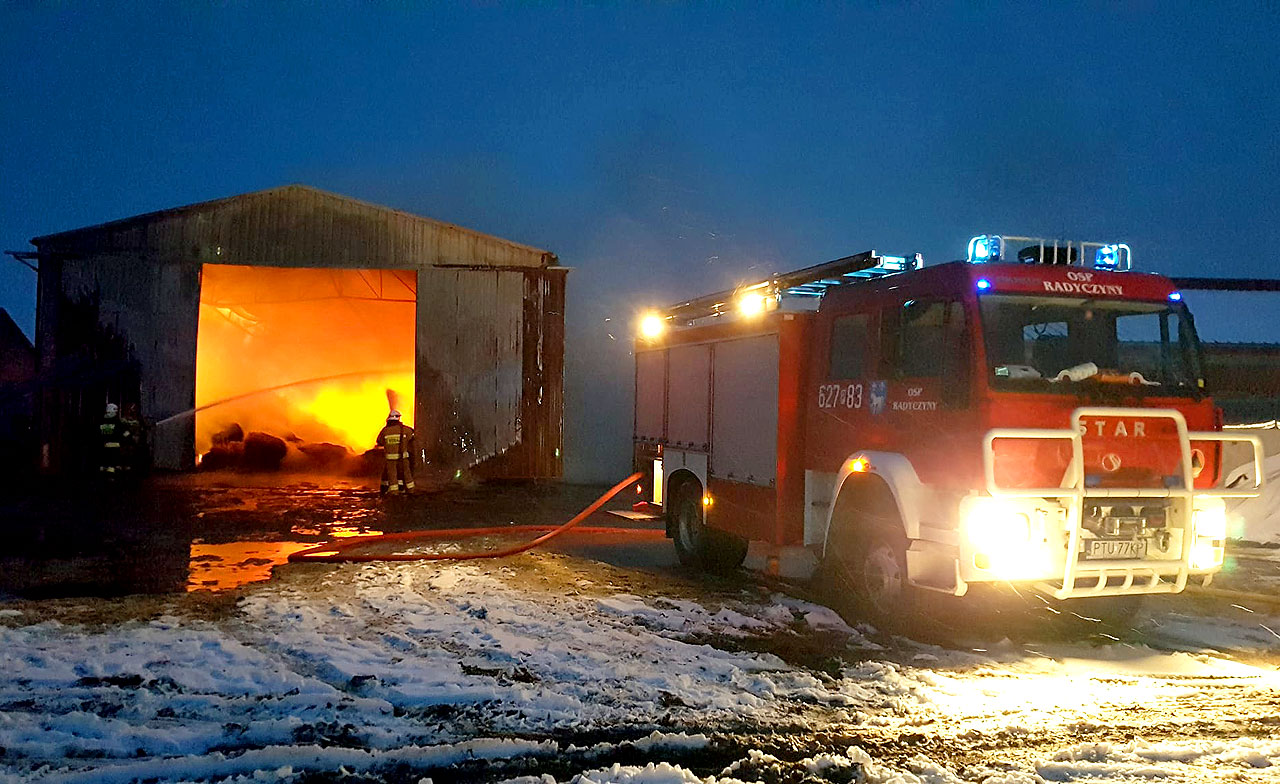 Pożar wiaty ze zbożem i słomą w Kozubowie. Z żywiołem walczyło 88 strażaków z całego powiatu - fot. OSP Radyczyny