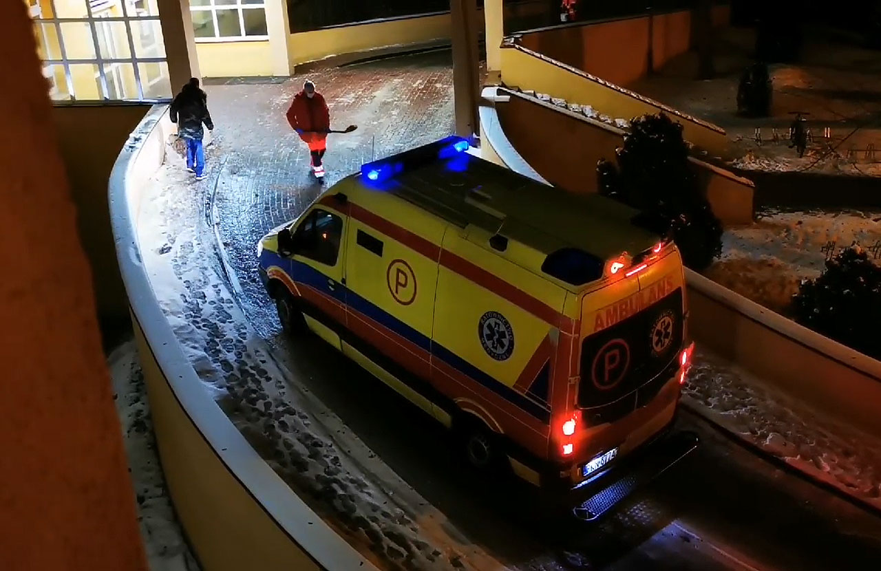 Wideo: Szklanka na podjeździe zatrzymała karetkę z pacjentką