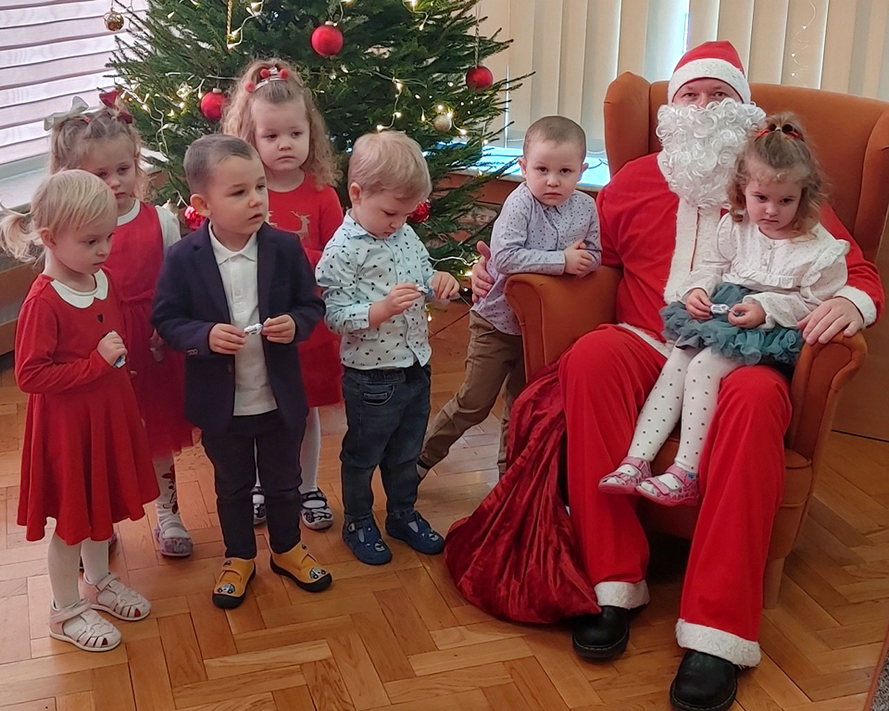 Jest taki święty co rozdaje dzieciom prezenty! Mikołaj w przedszkolu Krasnala Hałabały - fot.: Przedszkole Samorządowe nr 8 w Turku
