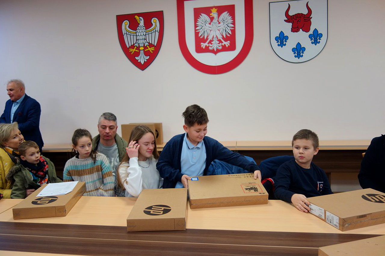 Posłużą do nauki i rozrywki. 24 nowe laptopy trafiły do dzieci z gminy Turek - fot.: UG Turek