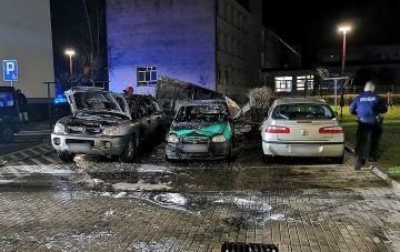Pożar samochodów w Nowy Rok na Spółdzielców. Przyczyną najprawdopodobniej fajerwerki - fot. Nadesłane przez czytelnika