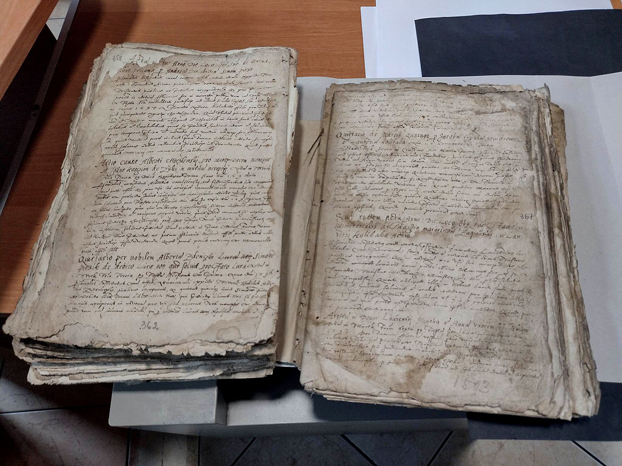 Bierze na warsztat najstarsze miejskie dokumenty! Krystian Skotarczak pracuje nad średniowiecznymi księgami z Turku - fot.: Krystian Skotarczak