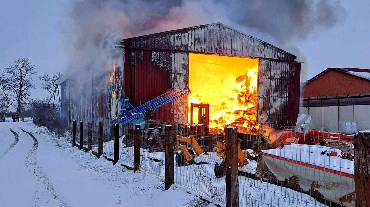 Pożar strawił magazyn pełen paszy dla zwierząt! Pomóżmy rodzinie Łukaszewskich z Kozubowa!