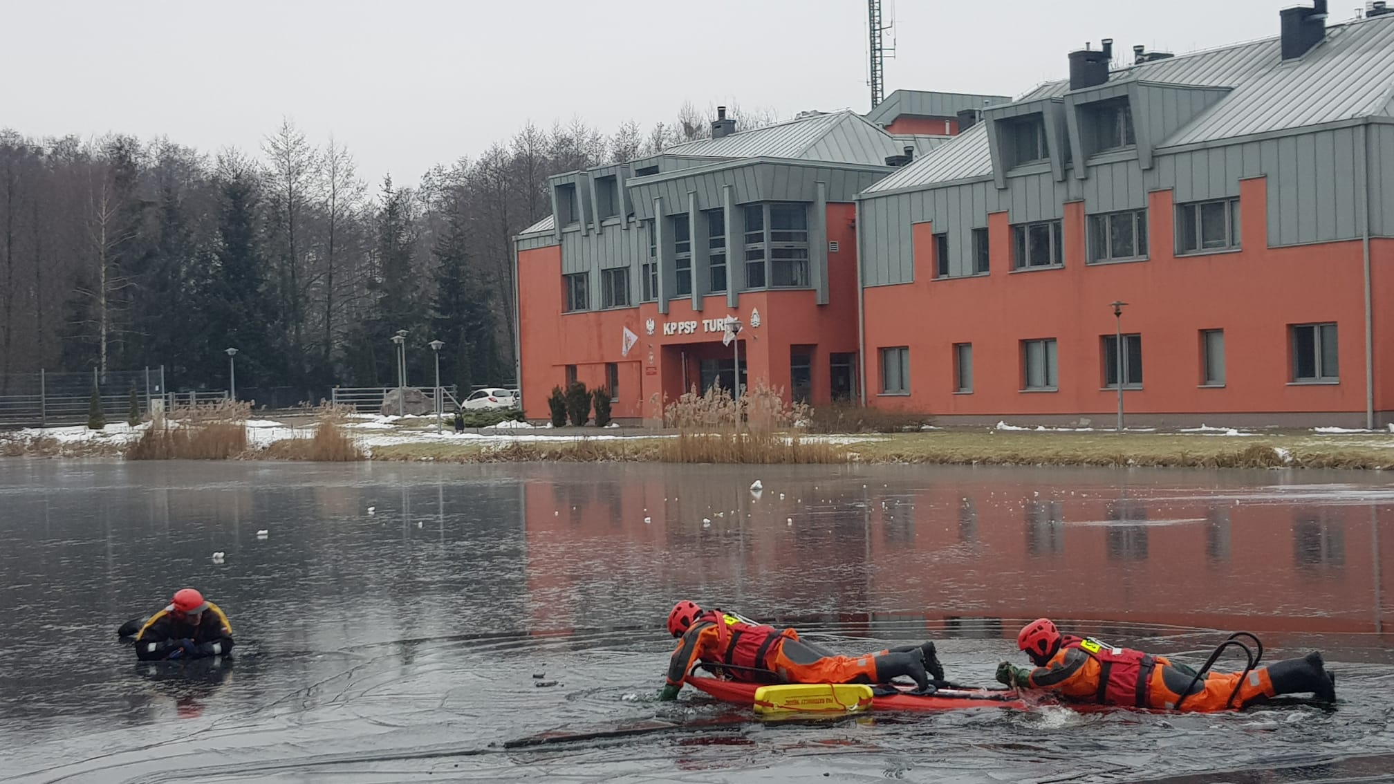 Mróz pozwolił im ćwiczyć. Strażackie praktyki na osadniku wodnym - fot.: PSP w Turku