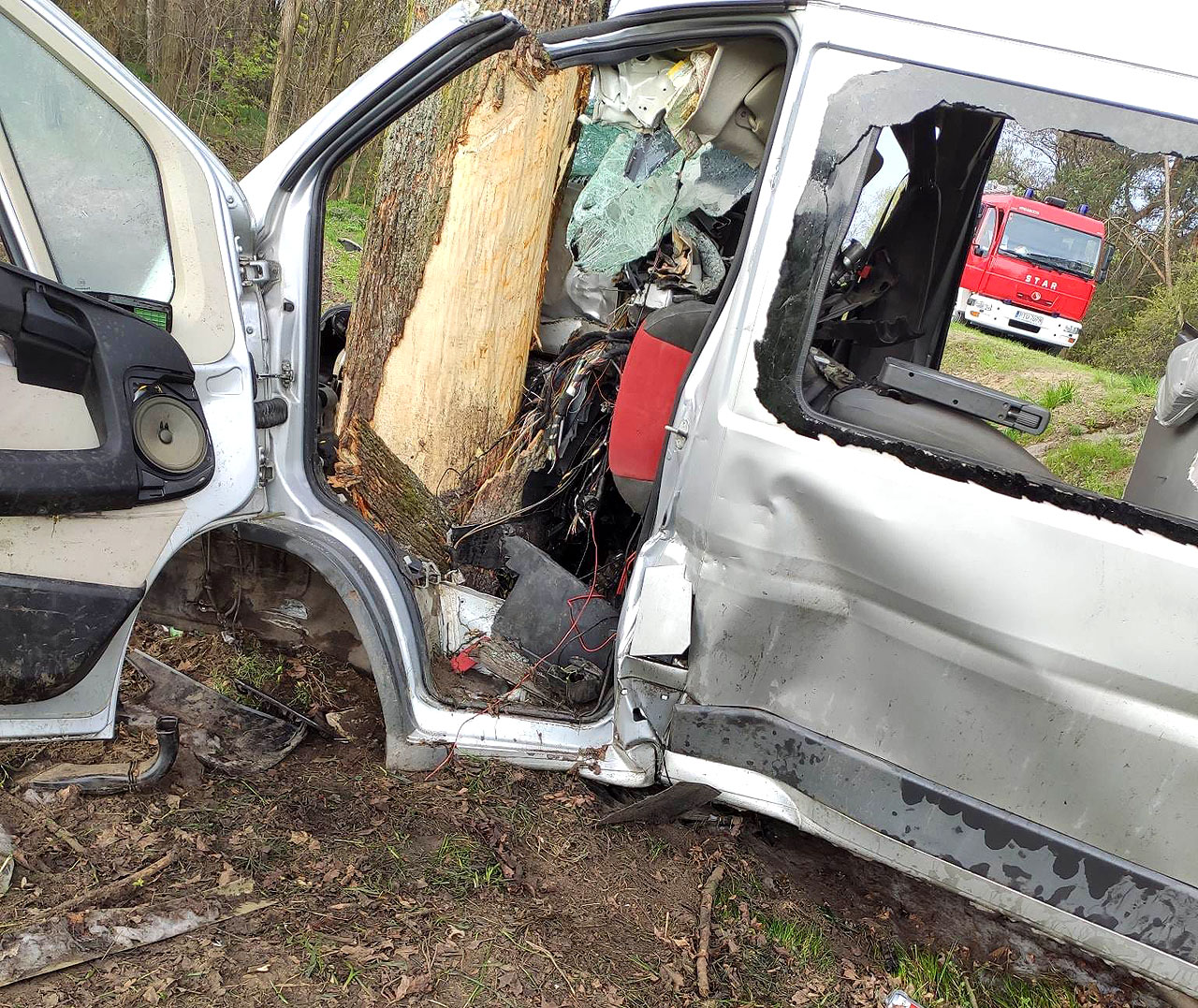 Tragiczny początek tygodnia. Nie żyje kierowca busa, który uderzył w przydrożne drzewo - fot.: OSP Malanów