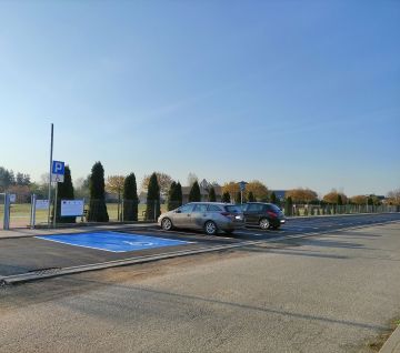 Kawęczyn. Nowy parking i chodnik przy placu rekreacyjno-sportowym - fot.: UG Kawęczyn