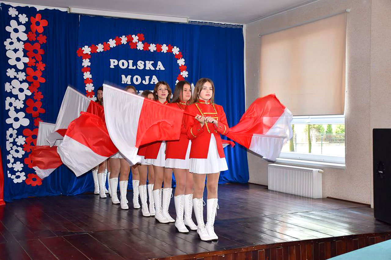Flagowe popisy na Gminnym Konkursie Piosenki i Poezji Patriotycznej we Władysławowie - fot. Szkoła Podstawowa we Władysławowie