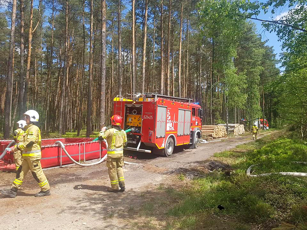 Żeby ugasić las zbudowali magistralę wodną. Ćwiczenia strażaków z powiatu tureckiego - fot.: OSP Kowale Księże
