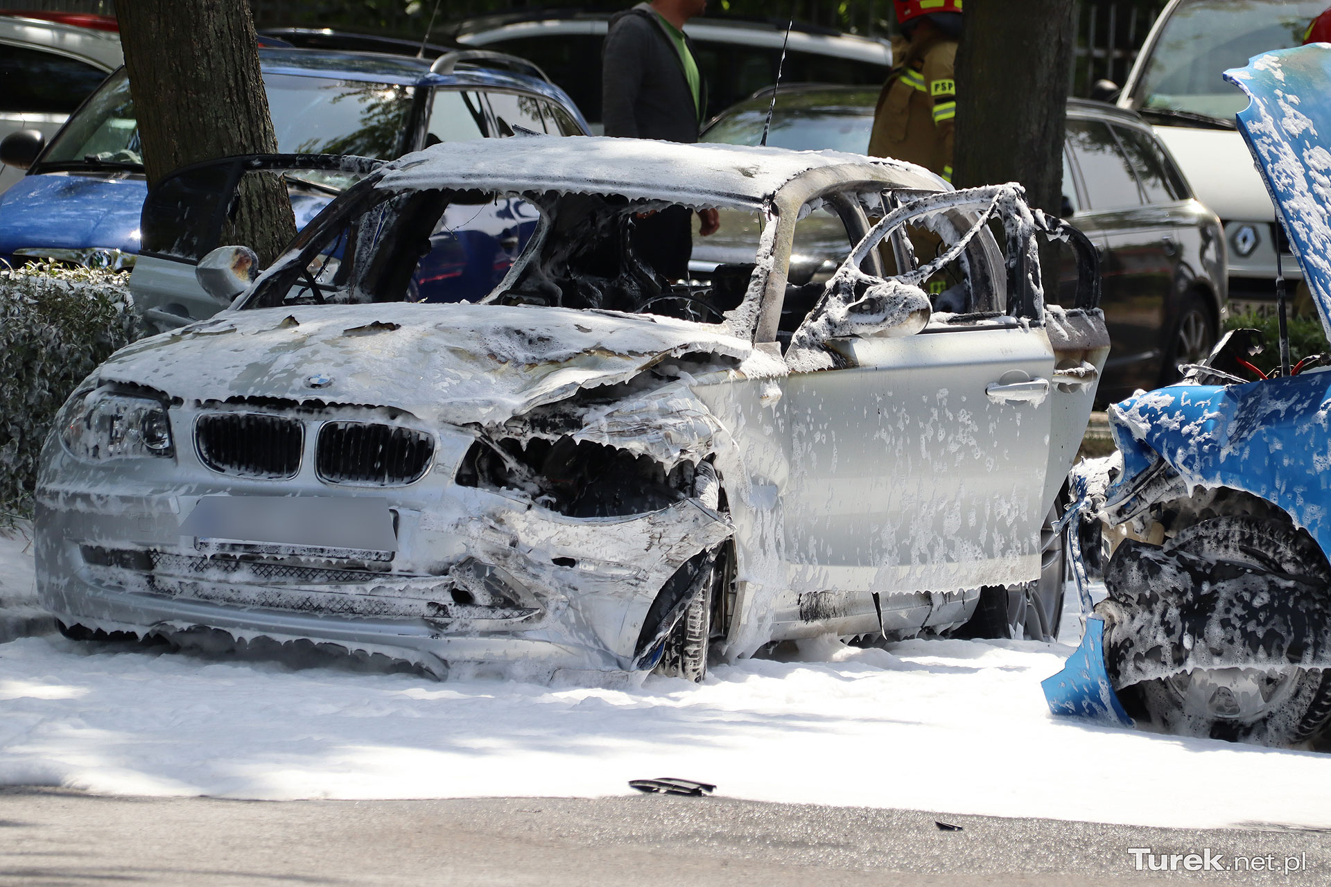 Wideo: Kolizja i pożar samochodu na Armii Krajowej. Poszkodowane dwie osoby
