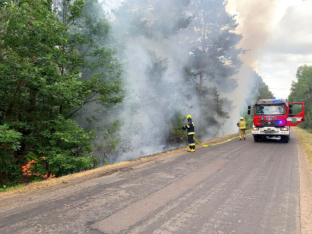 Płonie leśne poszycie! Strażacy z powiatu tureckiego walczą z suszą - fot.: OSP Kawęczyn