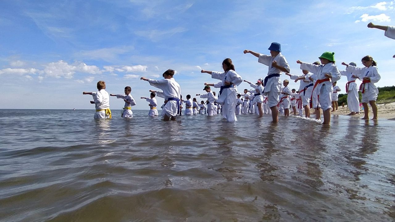 Na sportowo, z atrakcjami. Turkowscy karatecy na obozie nad Bałtykiem - fot.: KSiSW w Turku