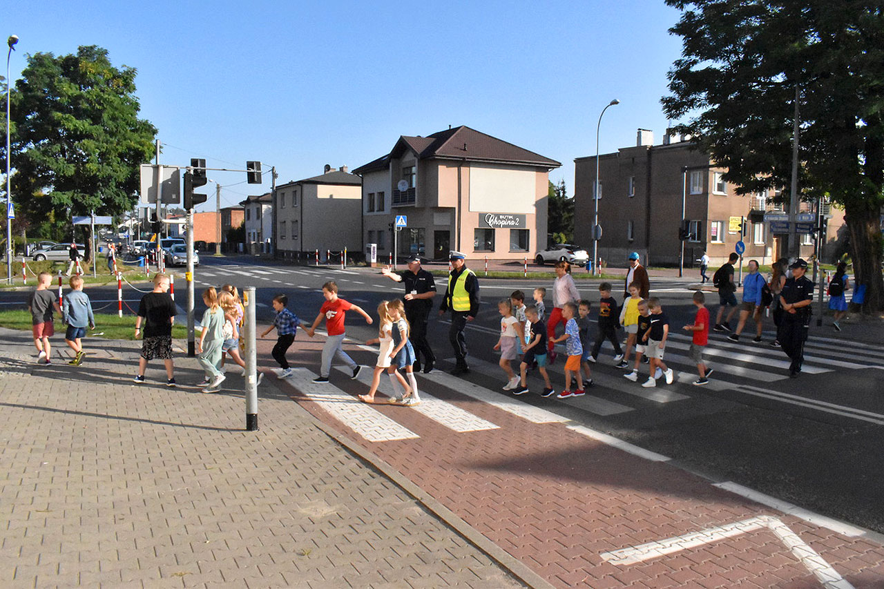 Pomachaj kierowcy i bezpiecznie przejdź na drugą stronę ulicy. Policyjna akcja przy szkołach w Turku  - fot.: KPP w Turku