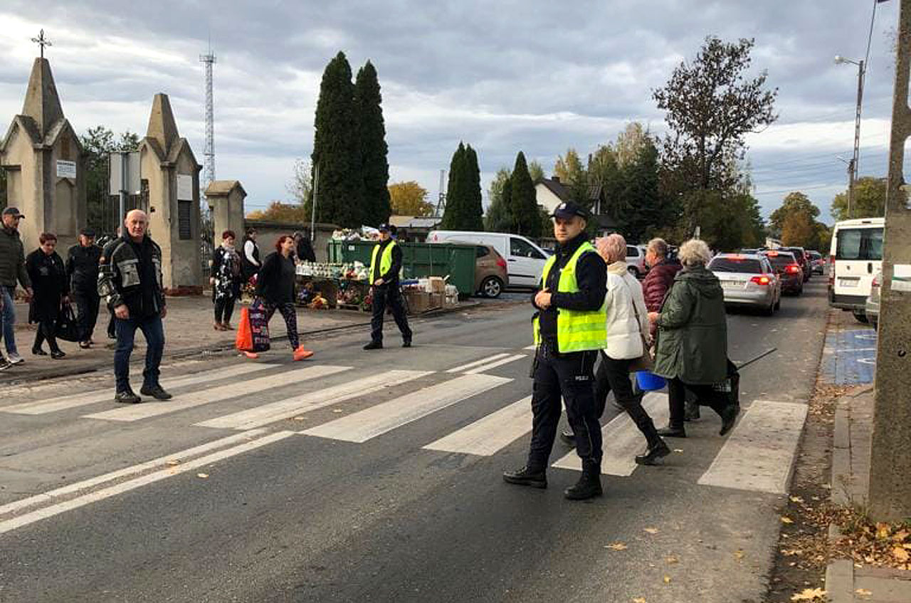 Bądź bezpieczny na drodze i cmentarzu! Policja apeluje o ostrożność! - fot.: KPP w Turku