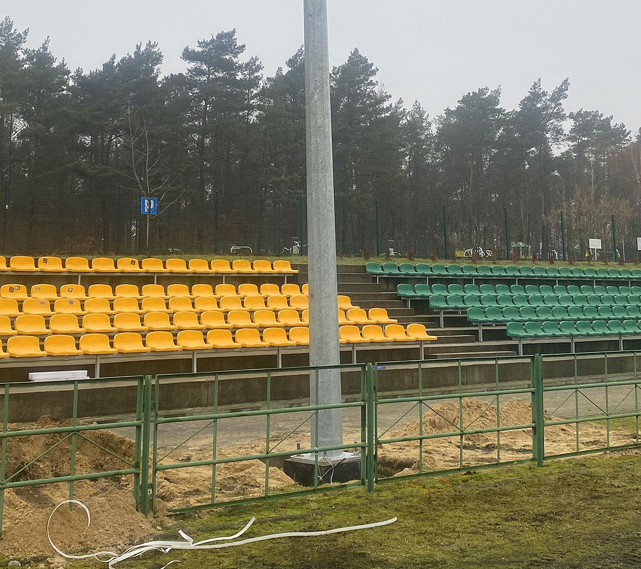 Będzie można trenować wieczorami! Nowe lampy na boisku w Tuliszkowie - fot.: UGiM Tuliszków