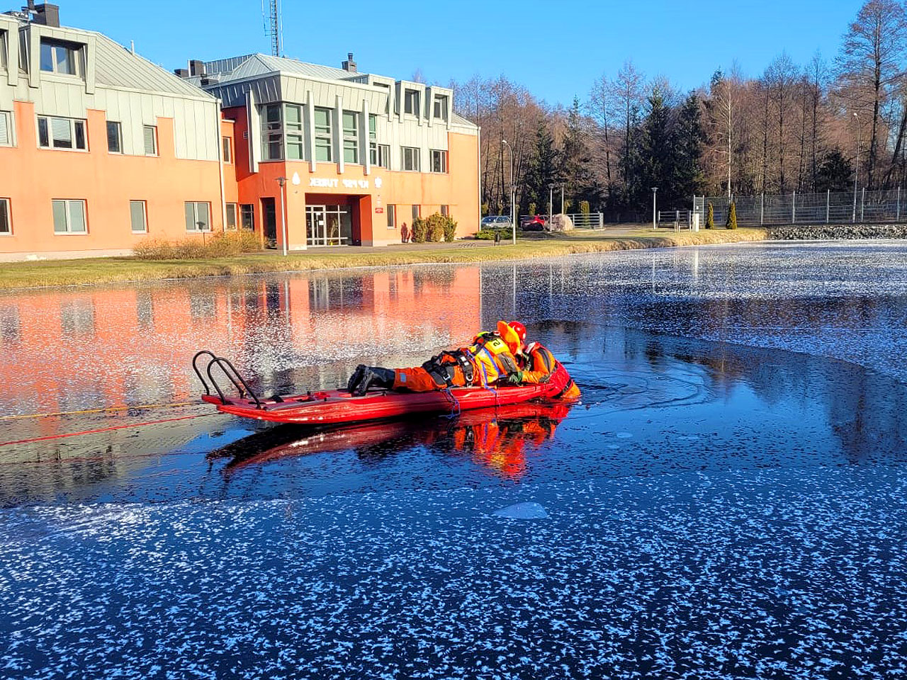 Ostrożnie z lodem! Korzystając z mrozu, strażacy szkolą się z ratownictwa - fot.: PSP Archiwum JRG Turek / KW PSP Poznań