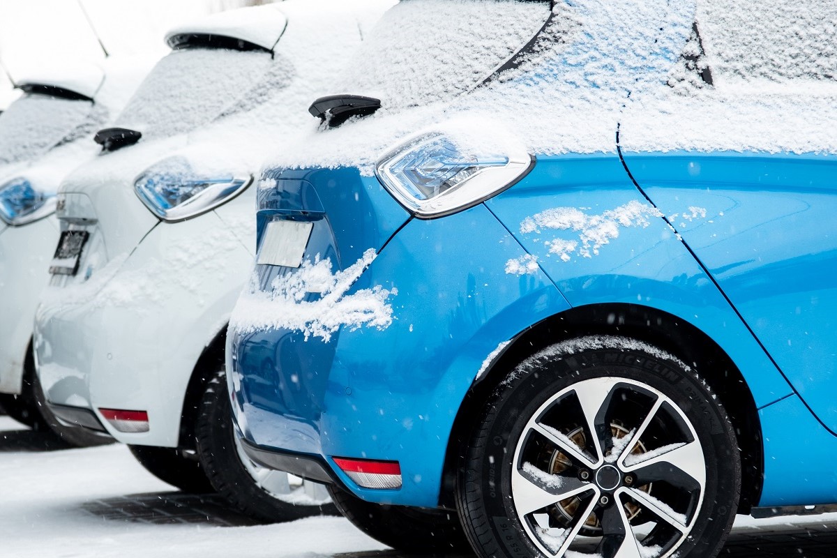 Zimowe opony, płyn do spryskiwaczy, naładowany akumulator i nie tylko - o co zadbać zimą w samochodzie?
