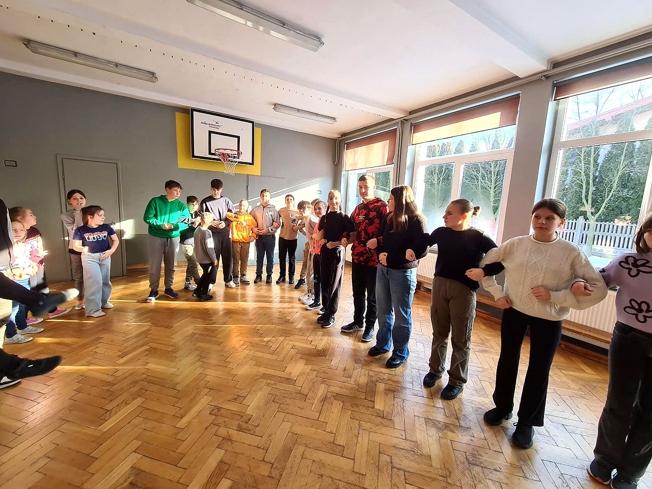 W Cisewie maja przerwę na taniec! Aktywne zajęcia na sali gimnastycznej - fot.: Szkoła Podstawowa w Cisewie