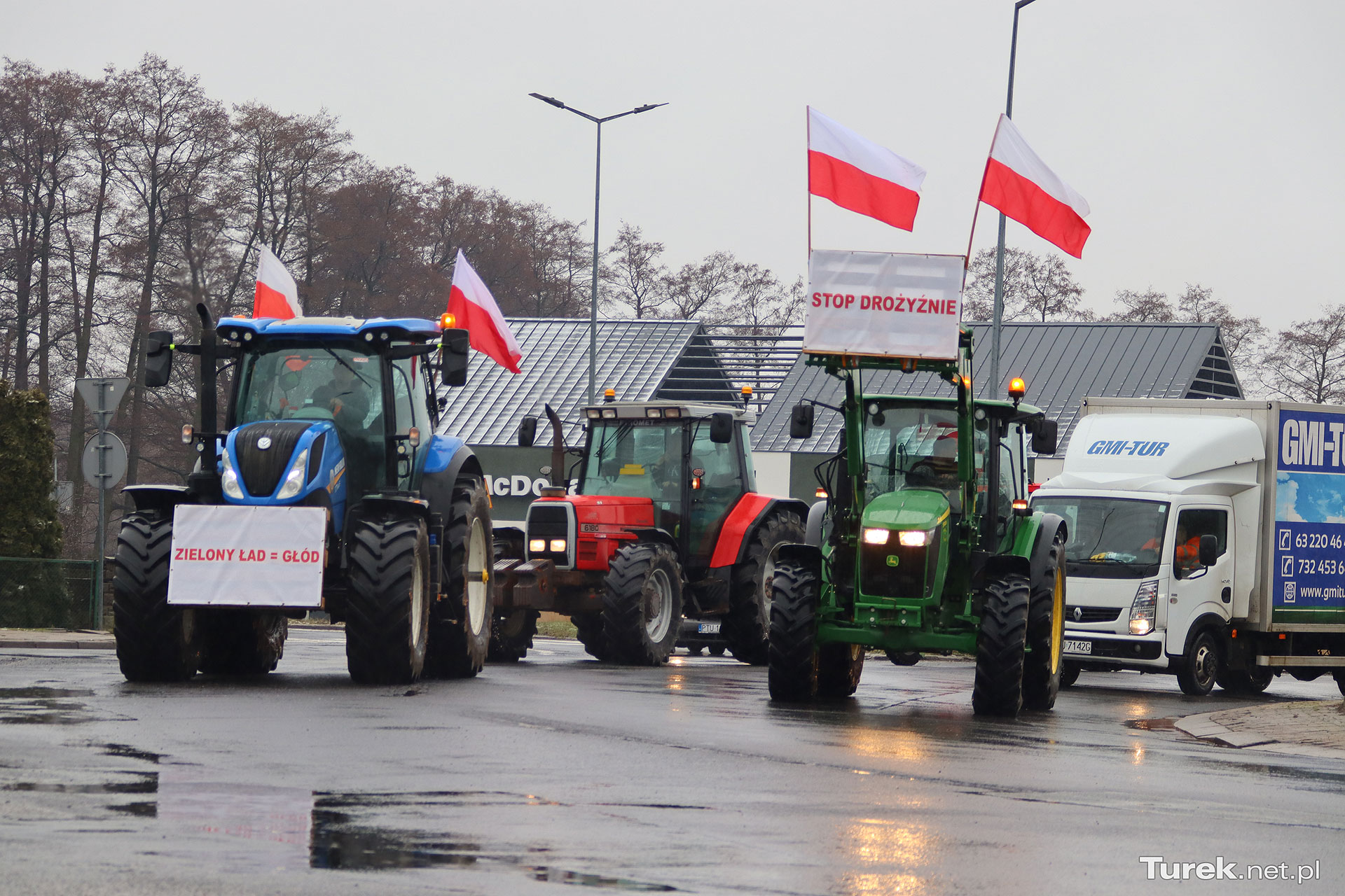 Mnóstwo traktorów na rondzie Dmowskiego. Protest rolników w Turku - Protest rolników w Turku / fot. Turek.net.pl