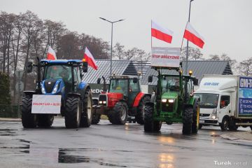 Mnóstwo traktorów na rondzie Dmowskiego....