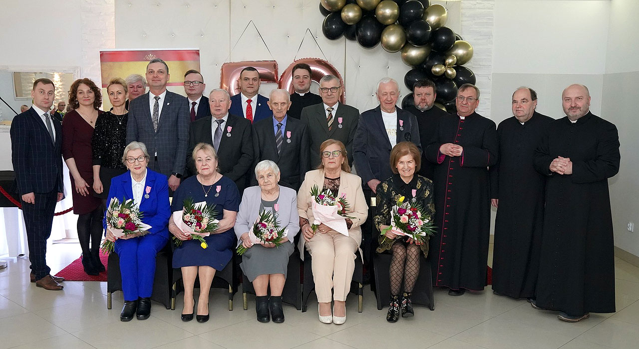 Medale, gratulacje i kwiaty! Święto małżeńskiej miłości w gminie Dobra - fot.: UM Dobra