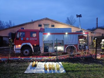 Pożar kurnika w miejscowości Chylin. Spaleniu uległo ok. 40% powierzchni obiektu - Pożar kurnika w Chylinie / fot. PSP Turek