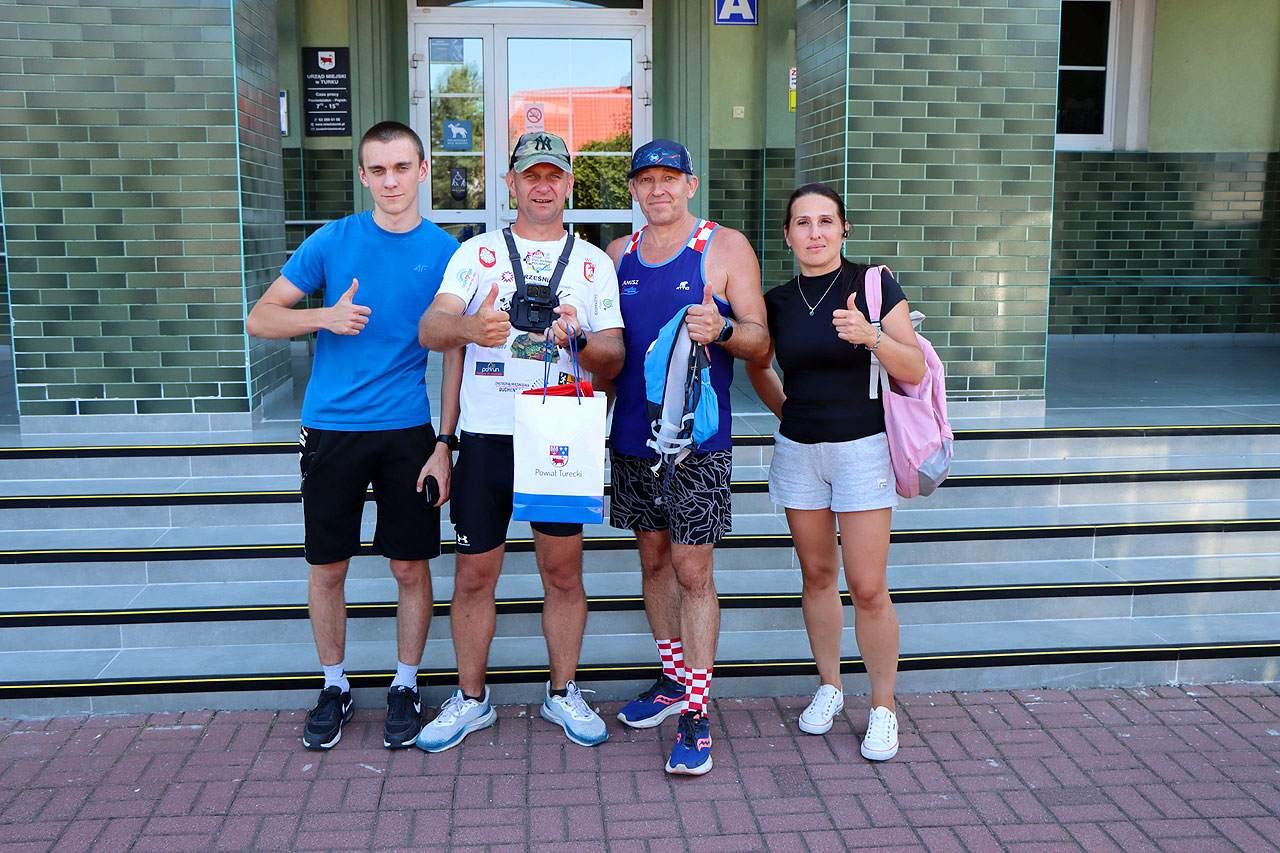 Dawid Czerwiński w Powiecie Tureckim. Biegnie 834 kilometry, by uratować życie syna - Dawid Czerwiński biegnie przez Polskę / fot. Powiat Turecki