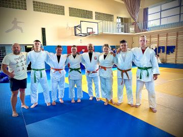 Zawodnicy UKS Judo Tuliszków przygotowują...