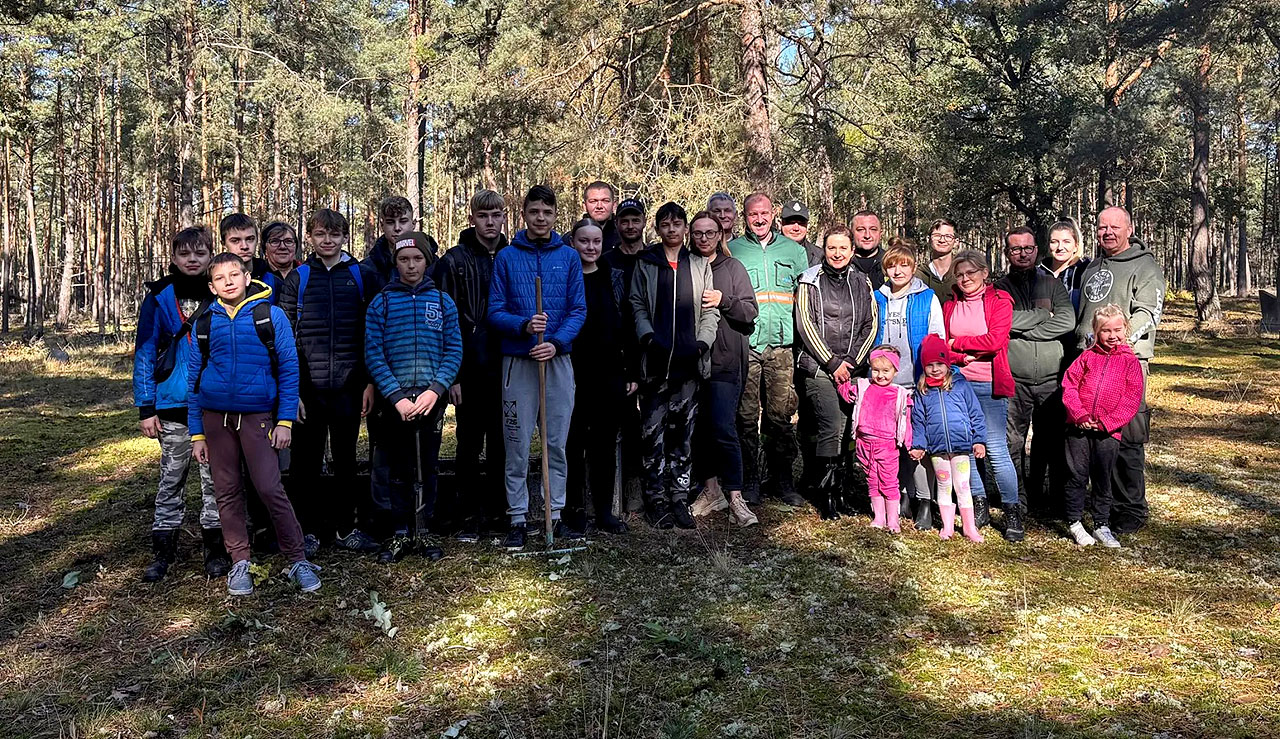 Akcja sprzątania cmentarza w Młynach Piekarskich. Lokalna społeczność dba o dziedzictwo - sprzątania cmentarza w Młynach Piekarskich / fot. Stowarzyszenie Przyjaciół Ziem