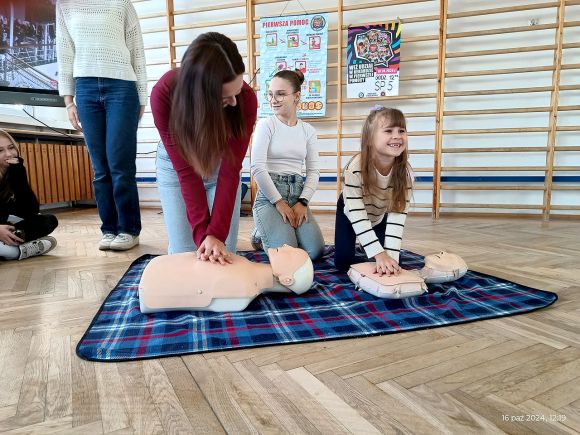 Miasto Turek: Bicie rekordu w pierwszej pomocy w Szkole Podstawowej nr 5