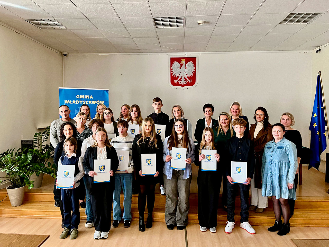 Gmina Władysławów nagradza młode talenty. 57 uczniów otrzymało stypendia za osiągnięcia naukowe i artystyczne - Stypendia w gminie Władysławów 2024 / fot. UG Władysławów