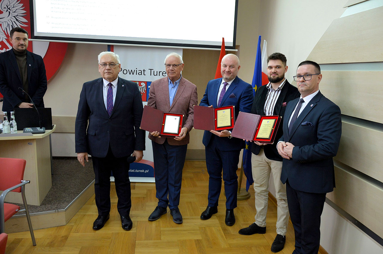 Podziękowania i gratulacje podczas XIV Sesji Rady Powiatu Tureckiego
